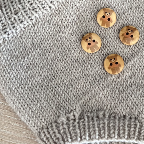 Babyknapp med to hull til å feste på strikkeplagg. 15 mm knapp til baby og småbarn. Treknapp. Go Handmade.