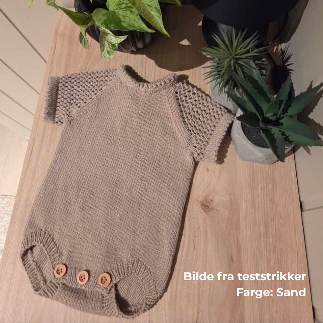 Strikket sommerbody i fargen sand – strikkepakke sommerbody i 100% Dale Garn Soft Merino med mange farger å velge mellom. Strikke sommerbody til baby fra nyfødt til 2 år – perfekt prosjekt for vår og sommer. Merinoull beskytter mot UV-stråler.
