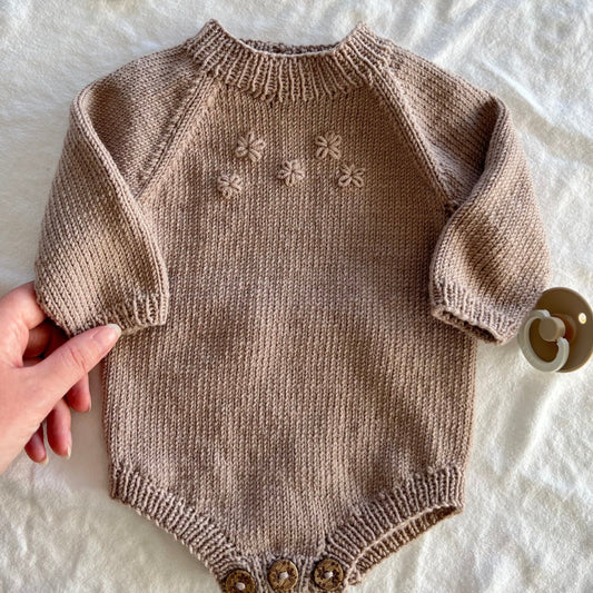 Vesleskattens blomsterbody hele plagget ligger flatt Broderte blomster på