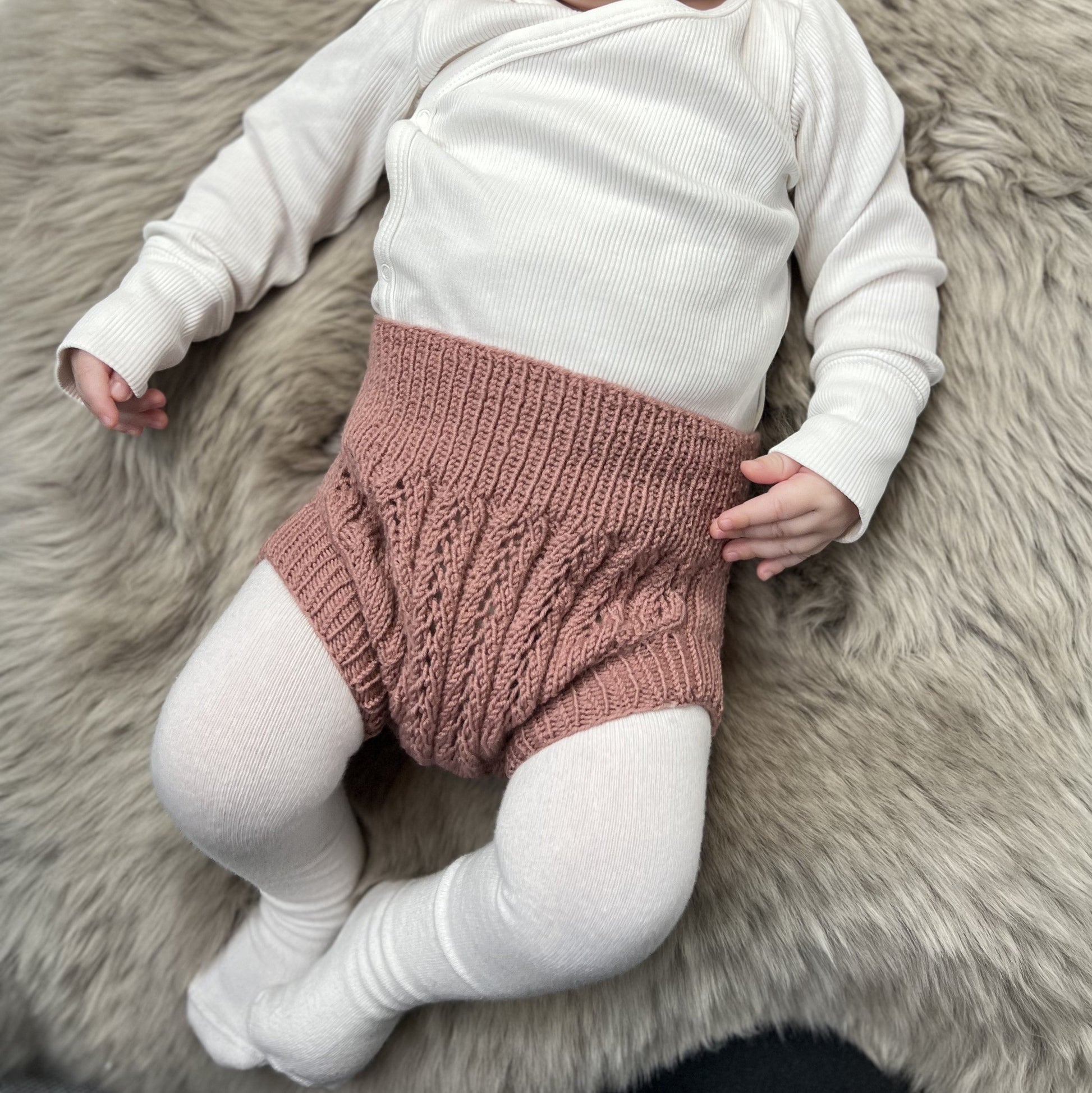 Bloomer, bleiebukse til baby. Del av Vesleskattens eventyrlige hentesett. Kløfri merinoull.