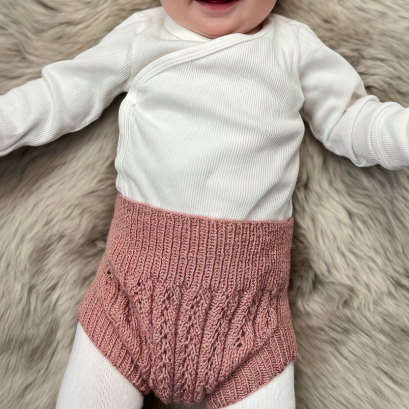 Del av Vesleskattens eventyrlige hentesett. Bloomer til baby. Bleiebukse med hullmønster.