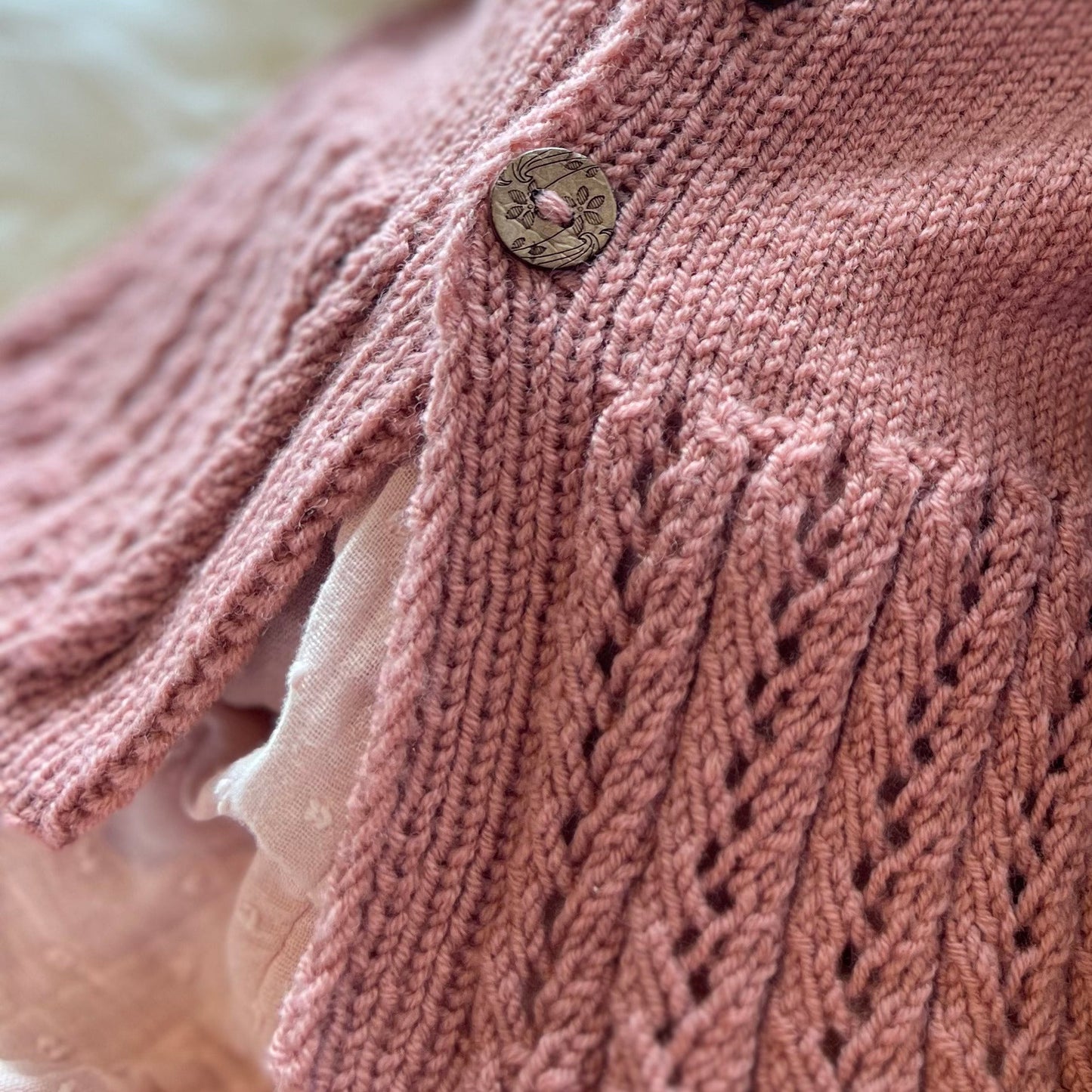 Vesleskattens eventyrjakke, hullmønster rosa 100% merinoull som ikke klør. Strikk til baby. Strikk babygarderoben.