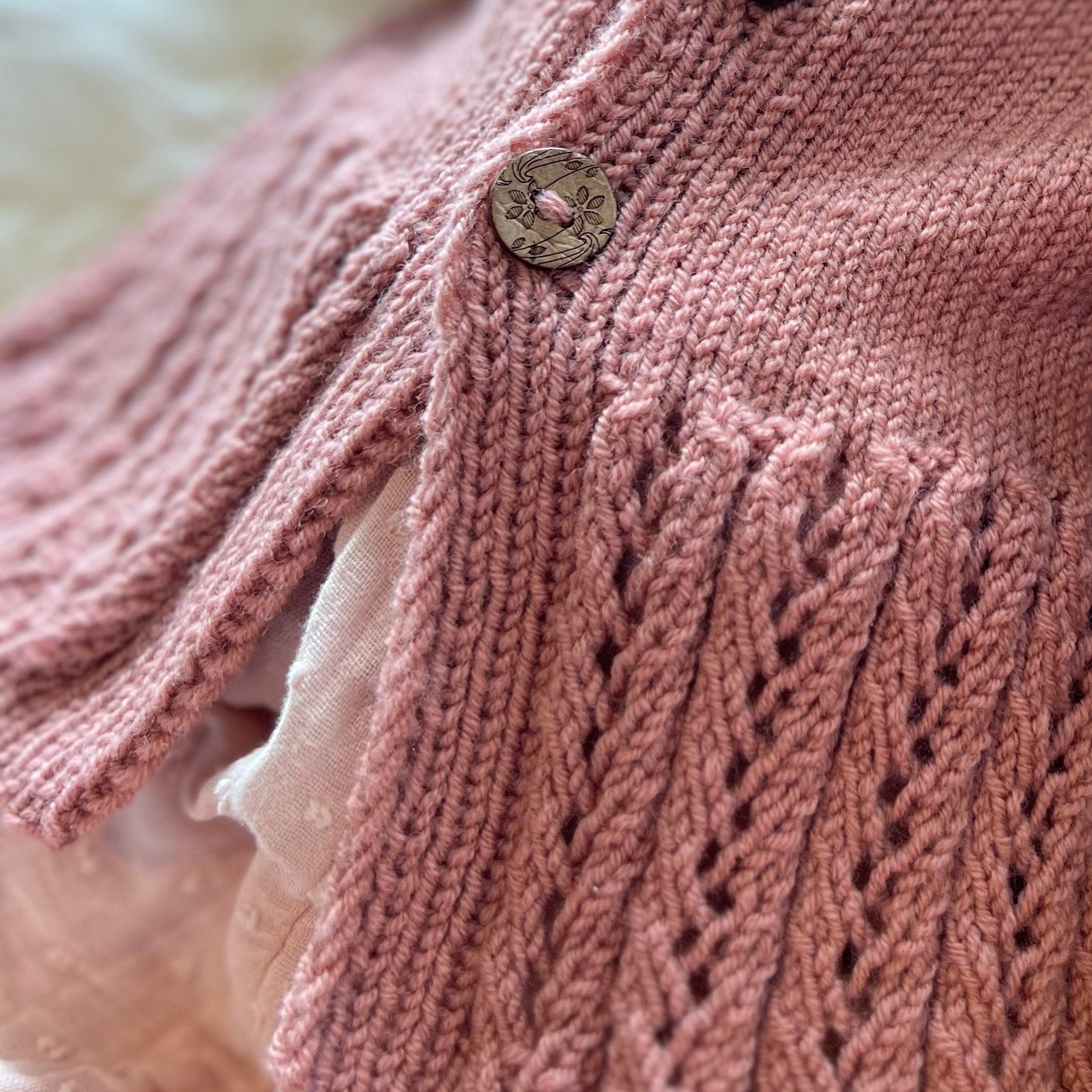 Vesleskattens eventyrjakke, hullmønster rosa 100% merinoull som ikke klør. Strikk til baby. Strikk babygarderoben.