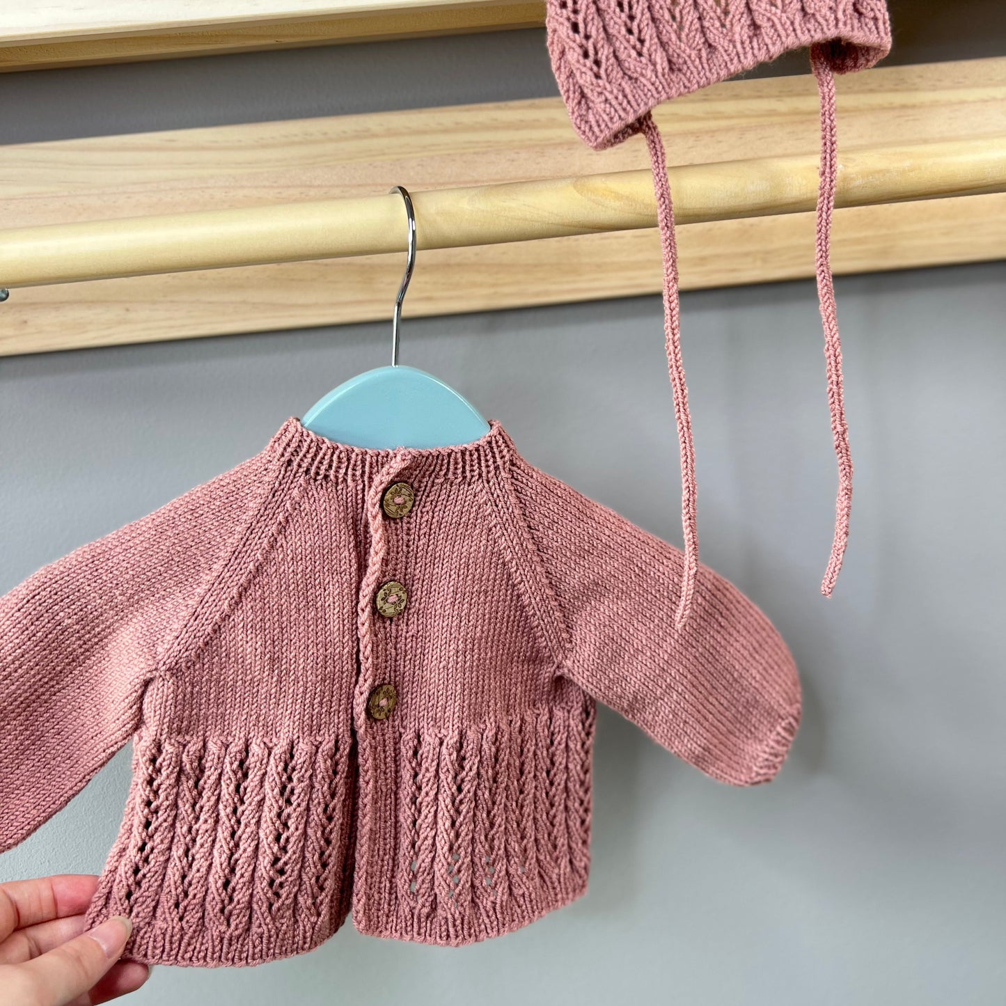 Vesleskattens eventyrjakke, rosa babyjakke 100% merinoull. Strikkepakke hentesett baby.