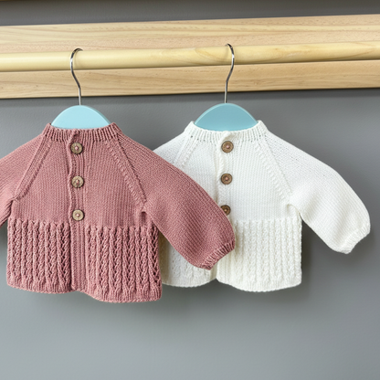 Hvit jakke og rosa jakke. Del av hentesett. Vesleskattens eventyrlige hentesett, passer til både jente og gutt.