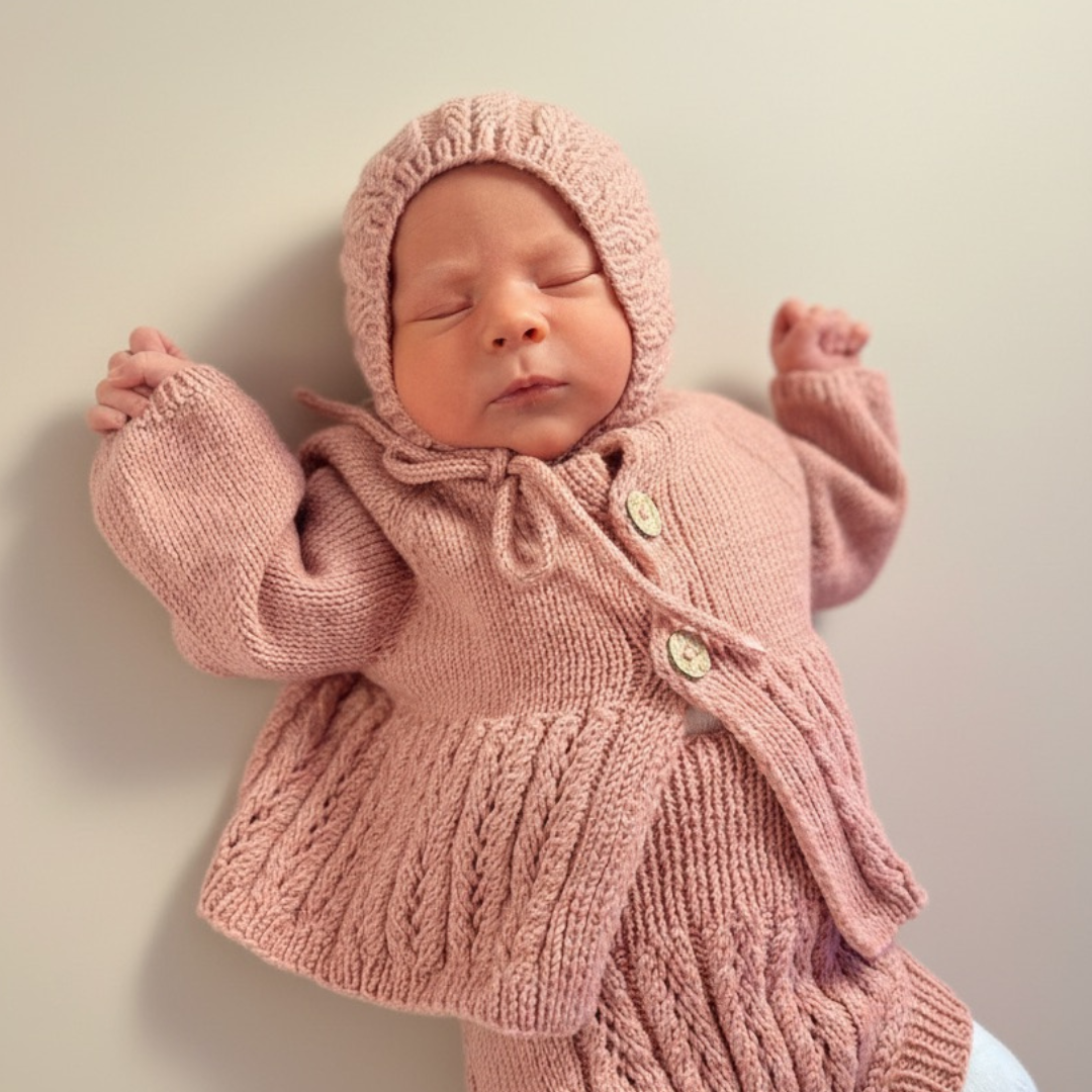 Komplett hentesett til baby. Strikket i 100% merinoull. Strikkepakke med garn og oppskrift til Vesleskattens eventyrlige hentesett.