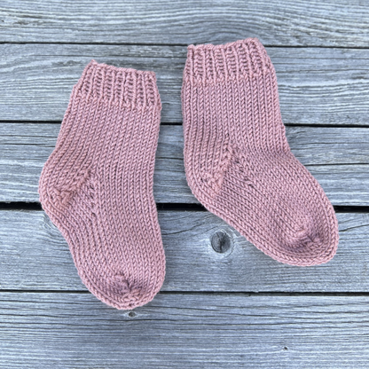 Ullsokker til baby i 100% merinoull. Strikkepakke enkle ullsokker uten mønster. Sokker for nybegynnere.