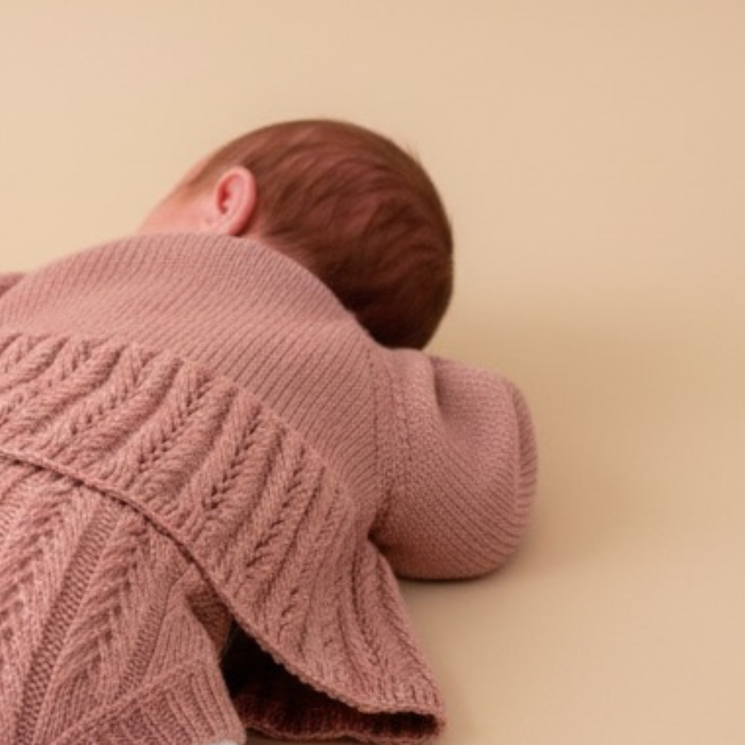 Vesleskattens eventyrlige hentesett. Hentesett til baby. Komplett sett. Nærbilde av detaljer med hullmønster i hentesett.