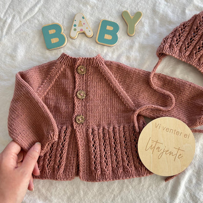 Vesleskattens eventyrjakke med hullmønster. Strikk til jente. Strikkepakke baby. Strikk hentesett til baby.