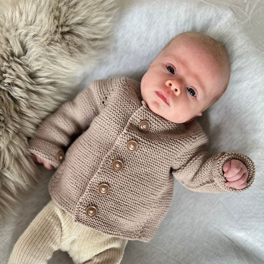 Strikkejakke til baby. Strikkeoppskrift baby. Kjøp strikkeoppskrifter og garn på nett. 
