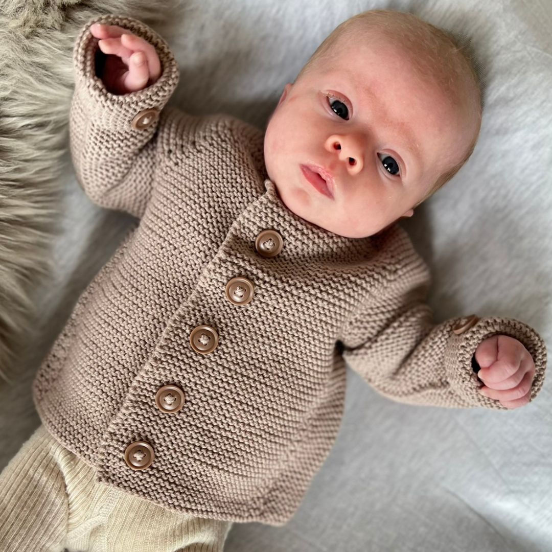 lett å strikke, strikkeoppskrift baby, strikk i riller til baby, strikke til nyfødt