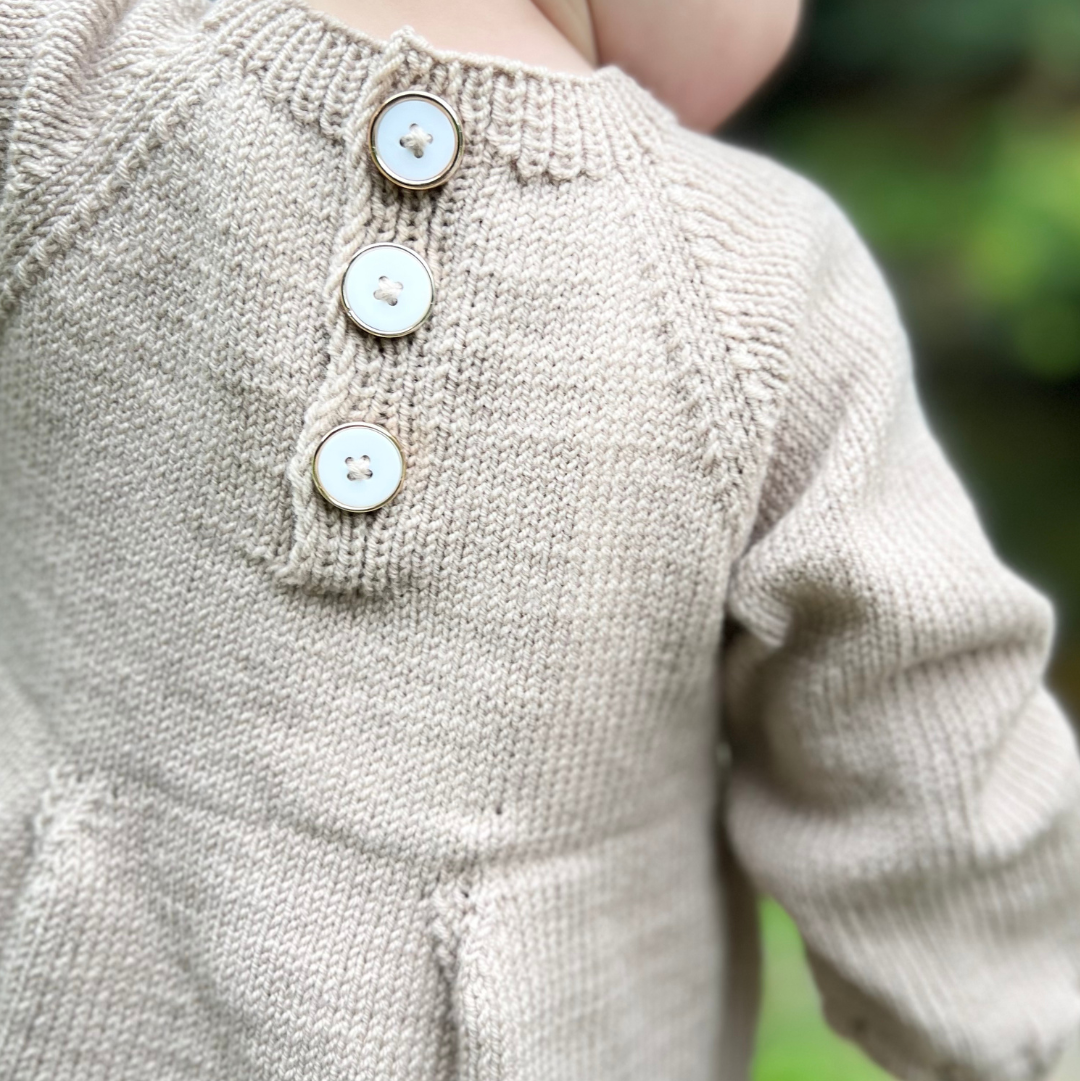 Vesleskattens søte kjole, detaljebilde bak, knapper for enkel åpning