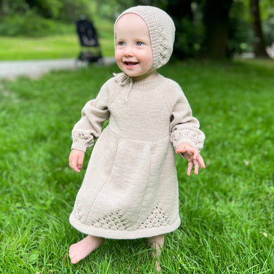Jente 1 år i Vesleskattens søte kjole og kyse, Strikkepakke med Dale Garn Soft Merino
