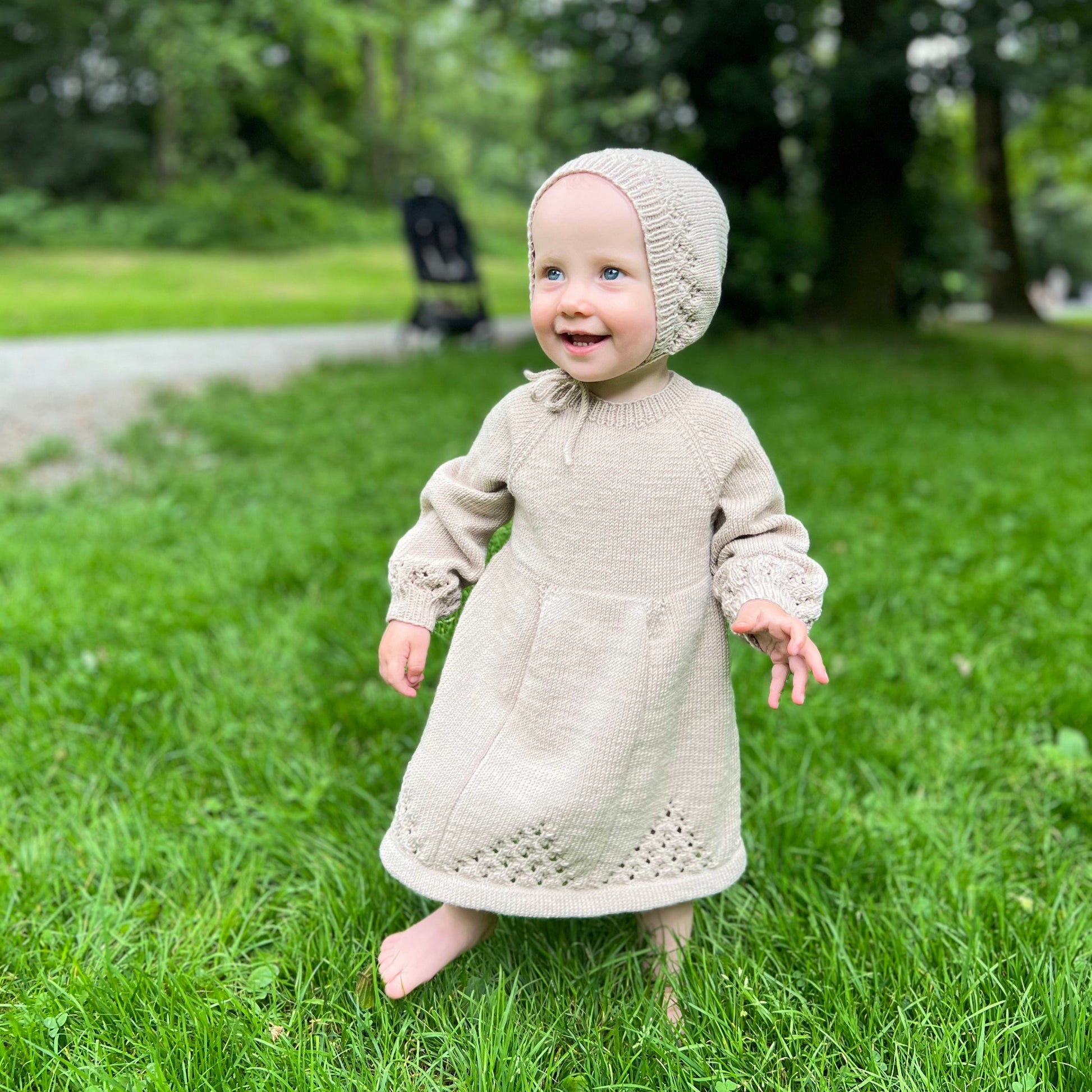 Jente 1 år i Vesleskattens søte kjole og kyse, Strikkepakke med Dale Garn Soft Merino