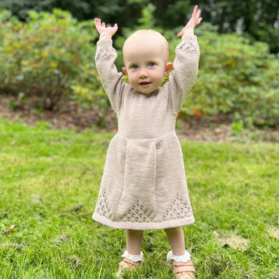 Jente 1 år i Vesleskattens søte kjole, strikkepakke, helfigur
