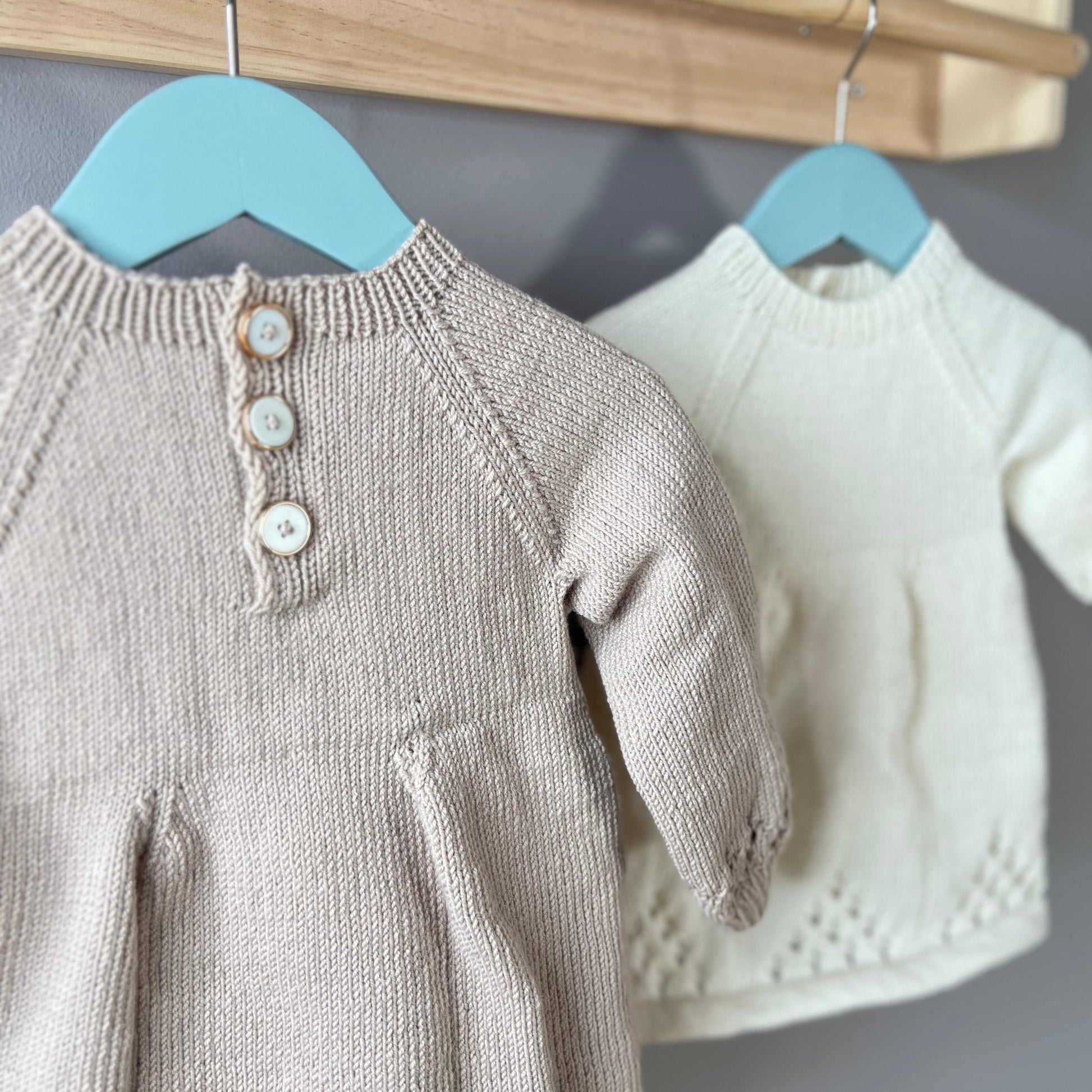 Strikkepakke kjole med body, Vesleskattens søte kjole. Farge sand og hvit i Dale Garn Soft Merino