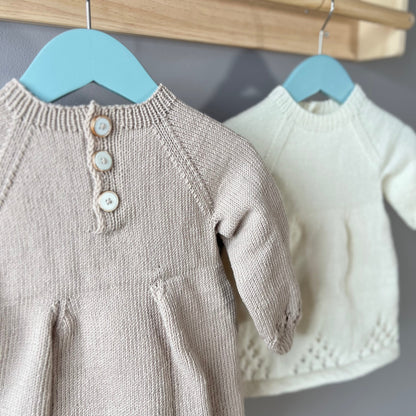 Strikkepakke kjole med body, Vesleskattens søte kjole. Farge sand og hvit i Dale Garn Soft Merino