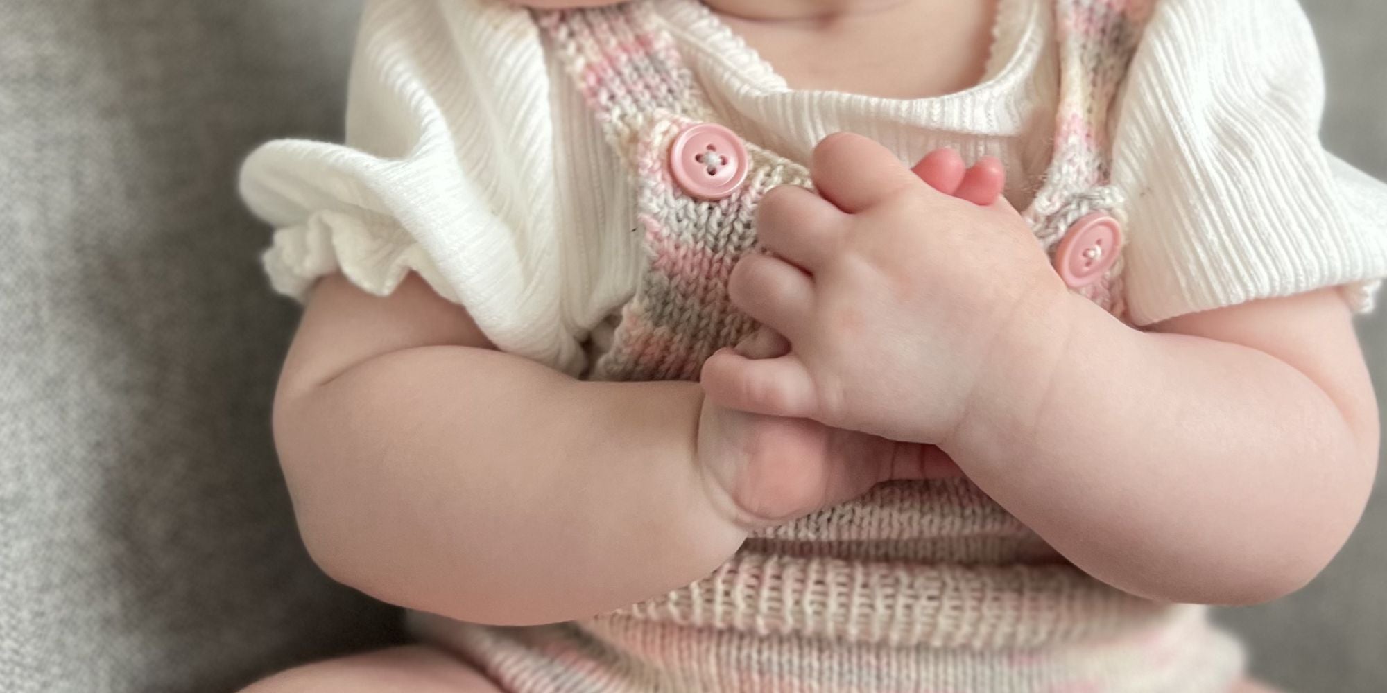 strikking til baby og småbarn, strikkeoppskrifter og naturlig garn, strikk til de minste