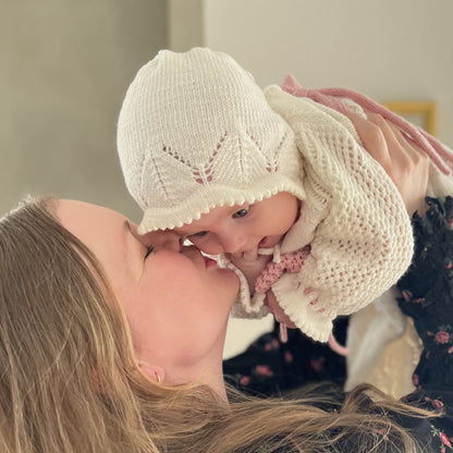 Strikket dåpskjole med dåpslue – strikkepakke dåpskjole med valgfritt silkebånd eller strikket bånd. Strikke dåpskjole og dåpslue til baby – unik strikkepakke uten knapper med knytting i nakken.