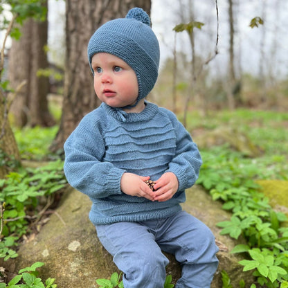 Vesleskattens drømmesett med genser og lue i 100% kløfri merinoull – strikkepakke til baby og barn 0–3 år. Nydelig rillemønster på genser og lue, perfekt for aktive barnehagebarn. Kan brukes alene på høst og vår, eller under vinterdressen.