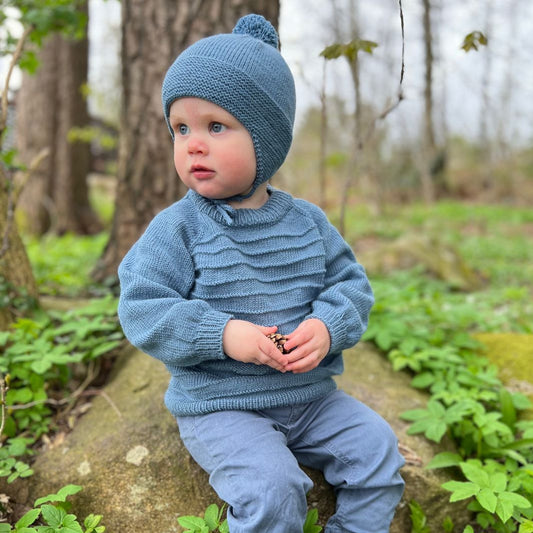 Vesleskattens drømmesett med genser og lue i 100% kløfri merinoull – strikkepakke til baby og barn 0–3 år. Nydelig rillemønster på genser og lue, perfekt for aktive barnehagebarn. Kan brukes alene på høst og vår, eller under vinterdressen.