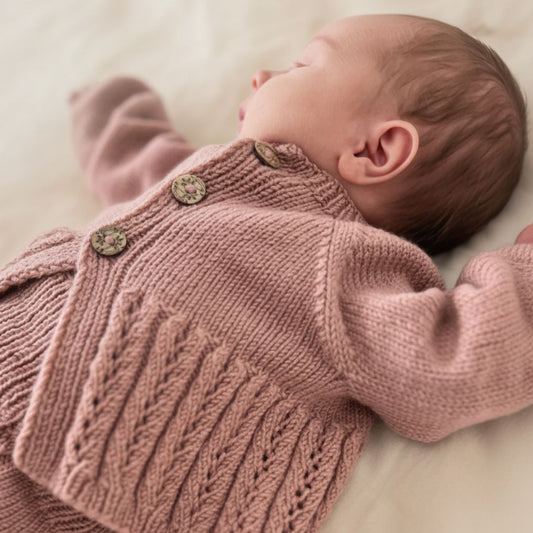 Strikke jakke til baby og barn – strikkepakke eventyrjakke i 100% kløfri merinoull med hullmønster. Strikke jakke til jente fra nyfødt til 2 år uten german shortrows. Nydelig strikkepakke babyjakke i merinoull.