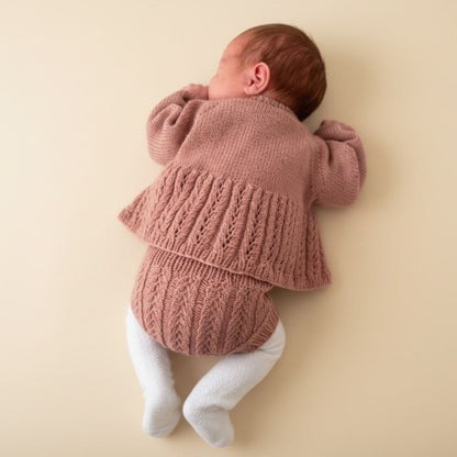 Strikke jakke til baby sett bakfra – strikkepakke eventyrjakke i 100% kløfri merinoull uten german shortrows. Strikke nydelig jakke til jente med hullmønster fra nyfødt til 2 år. Strikkepakke babyjakke i Dale Garn Soft Merino.