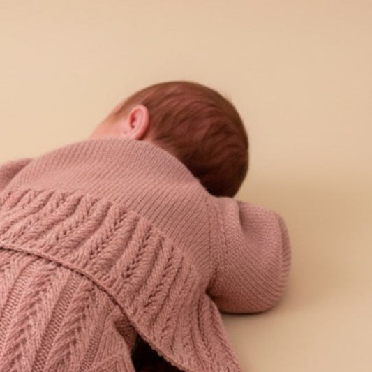 Detaljer bak på strikket jakke til baby – strikkepakke eventyrjakke i kløfri merinoull uten german shortrows. Strikke jakke til jente med hullmønster i Dale Garn Soft Merino. Strikkepakke jakke fra nyfødt til 2 år i 100% merinoull.