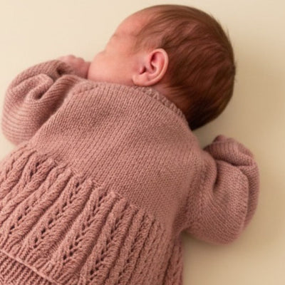 Nærbilde av hullmønster på strikket jakke – strikke jakke med hullmønster til baby og jente i 100% kløfri merinoull. Strikkepakke eventyrjakke uten german shortrows fra nyfødt til 2 år. Strikke nydelig babyjakke i Dale Garn Soft Merino.