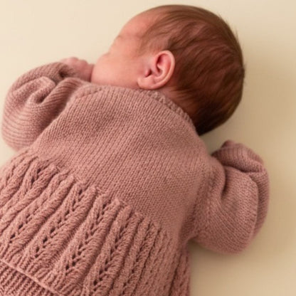 Nærbilde av hullmønster på strikket jakke – strikke jakke med hullmønster til baby og jente i 100% kløfri merinoull. Strikkepakke eventyrjakke uten german shortrows fra nyfødt til 2 år. Strikke nydelig babyjakke i Dale Garn Soft Merino.