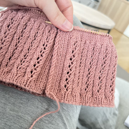 Strikke jakke til baby selv – eventyrjakke på pinnene i 100% kløfri merinoull. Strikkepakke jakke til jente med hullmønster uten german shortrows i Dale Garn Soft Merino. Strikke nydelig babyjakke fra nyfødt til 2 år.