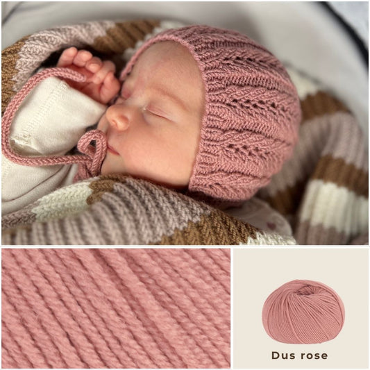 Strikke kyse til baby i fargen dus rose – strikkepakke eventyrkyse i 100% kløfri merinoull. Strikke lue til baby med hullmønster som beskytter mot UV-stråler – perfekt til vår og sommer. Nydelig babylue fra nyfødt til 2–3 år med praktisk knyttesnor.