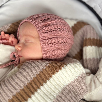 Strikke kyse til baby i 100% kløfri merinoull – strikkepakke eventyrkyse med hullmønster fra nyfødt til 2–3 år. Strikke lue til baby som beskytter mot UV-stråler – perfekt babylue til vår og sommer. Lett og luftig strikket kyse med praktisk knyttesnor i flere farger.