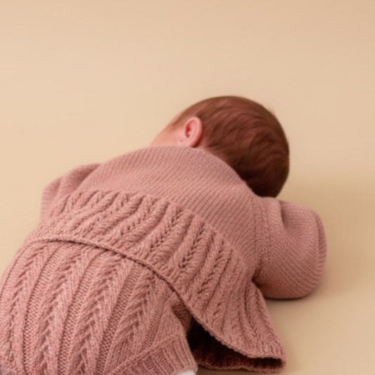 Strikke hentesett med hullmønster til baby – strikkepakke hentesett med jakke og bloomer i kløfri merinoull. Strikke hentesett selv i Dale Garn Soft Merino. Strikke hentesett til jente i 100% merinoull.