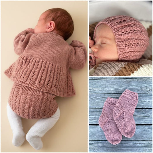 Strikke komplett hentesett til baby med jakke, lue, bloomer og sokker – strikkepakke hentesett i kløfri merinoull. Strikke hentesett selv med lue og sokker til nyfødt. Strikkepakke hentesett til jente i 100% merinoull.