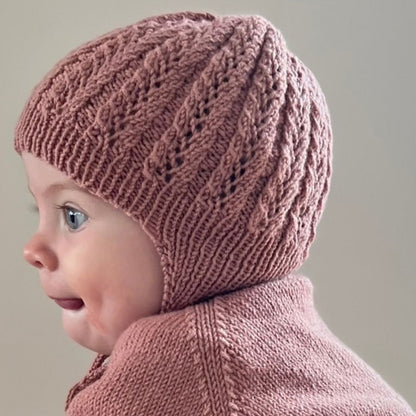 Strikke lue som er varm på ørene til baby og barn 0-3 år. Strikke lue med ørelapper i merinoull. Digital oppskrift.