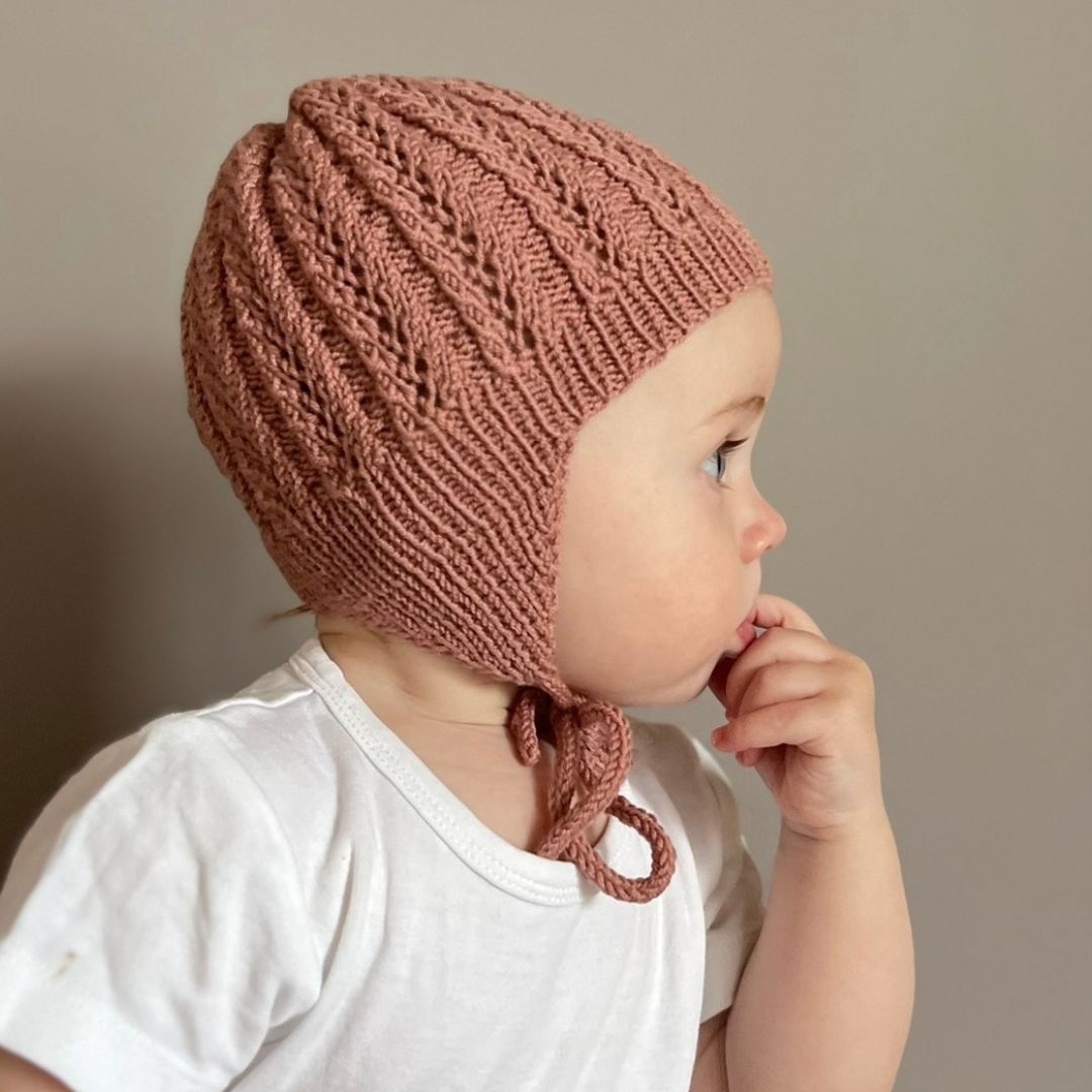 Strikke behagelig og god lue til baby og barnehagebarn. Lue med ørelapper i merinoull.