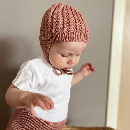 Digital oppskrift lue til baby og barn. Strikke lue med ørelapper og knyttesnor. 