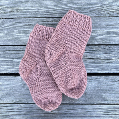 Strikke hentesett med sokker til baby – ullsokker som del av strikkepakke hentesett i kløfri merinoull. Strikke hentesett selv med sokker til nyfødt i Dale Garn Soft Merino. Strikke komplett hentesett til jente i 100% merinoull.