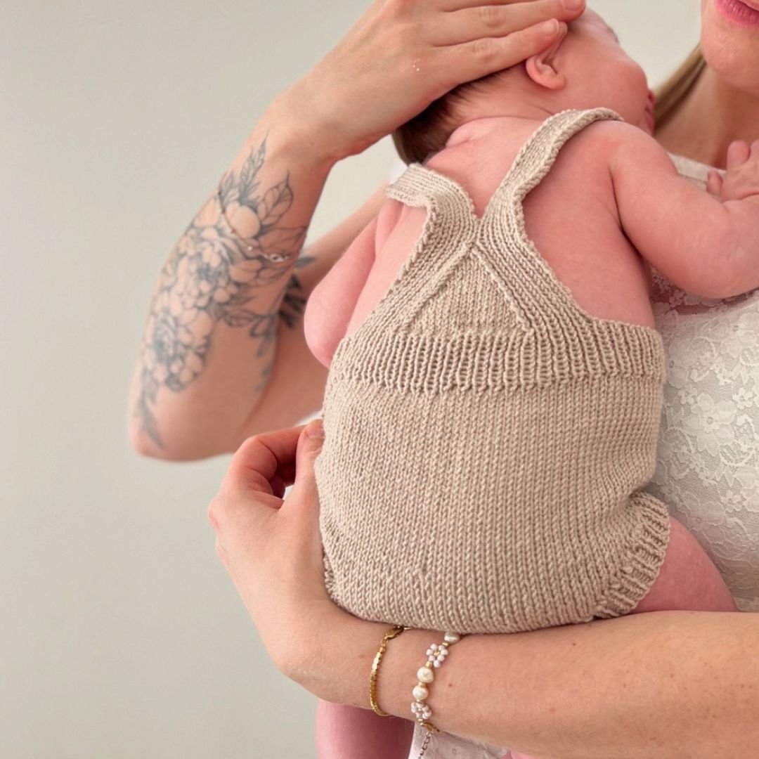 Vesleskattens klassiske romper på baby – digital strikkeoppskrift selebukse, babystrikk