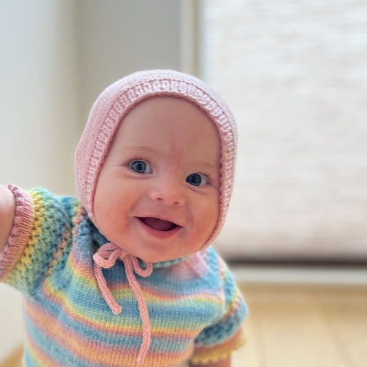 Vesleskattens rillekyse forfra – babylue i 100% merinoull som ikke klør. Nybegynnervennlig og rask å strikke, perfekt for nybegynner som strikker til baby eller nyfødt. Flere farger å velge mellom.