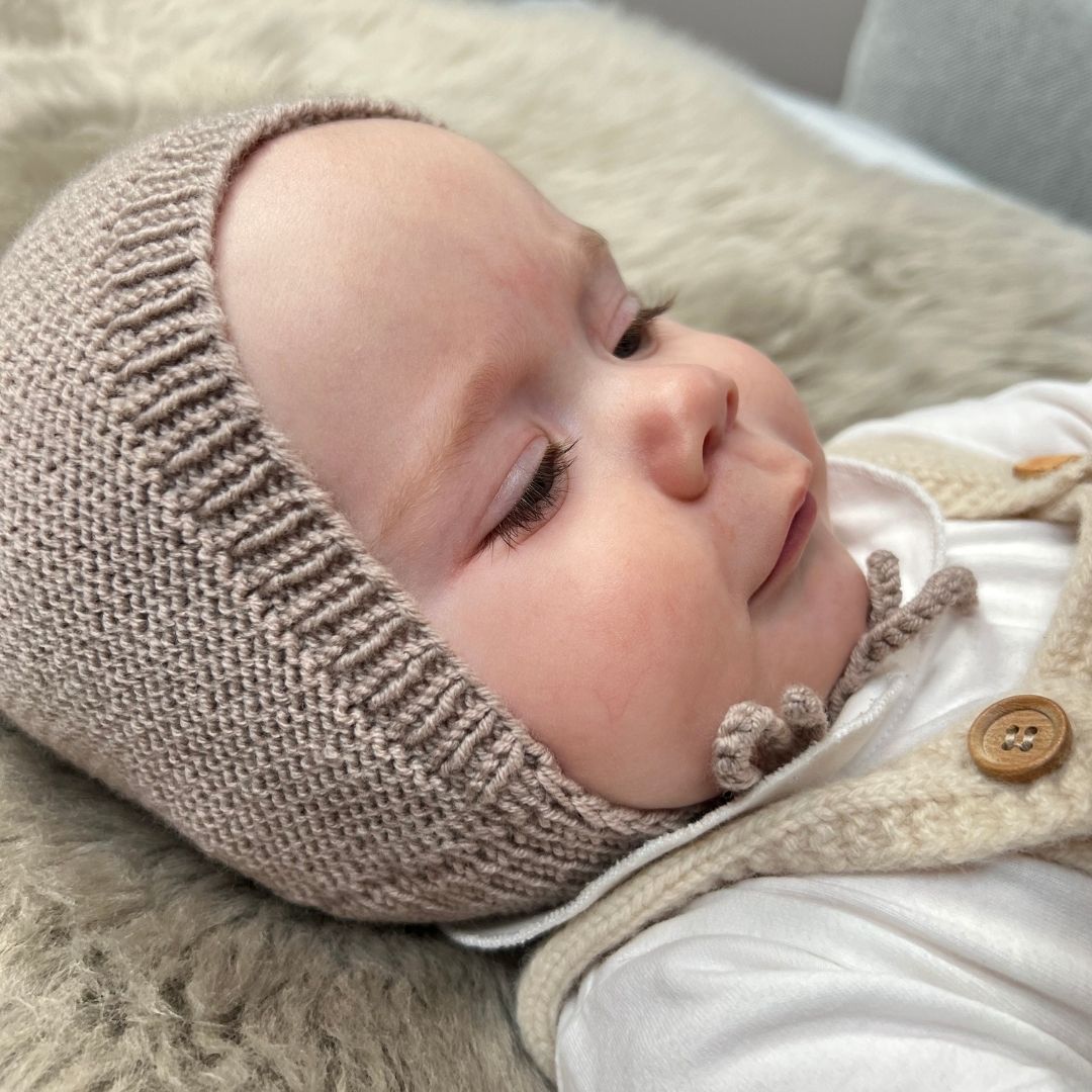 Vesleskattens rillekyse fra siden – babylue i 100% merinoull som ikke klør. Nybegynnervennlig og rask å strikke, perfekt for nybegynner som strikker til baby eller nyfødt. Flere farger å velge mellom.