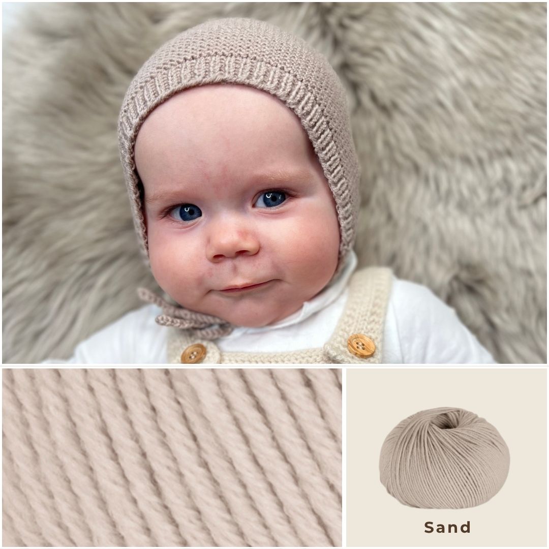 Vesleskattens rillekyse i sand – babylue i 100% merinoull som ikke klør. Nybegynnervennlig og rask å strikke, perfekt for nybegynner som strikker til baby eller nyfødt. Flere farger å velge mellom.