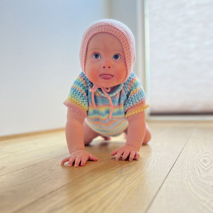 Vesleskattens rillekyse på baby som kryper – praktisk kyse i 100% merinoull som ikke klør. Nybegynnervennlig babystrikk, rask å strikke til nyfødt. Flere farger å velge mellom.
