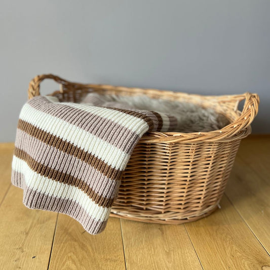 Vesleskattens yndlingspledd i 100% kløfri merinoull med halvpatent – strikkepakke babyteppe og vognteppe. Nybegynnervennlig babystrikk, lett å strikke. Perfekt som babyens første teppe eller teppe til hentesett.