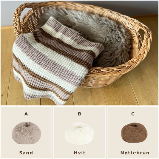 Vesleskattens yndlingspledd i sand, hvit og nøttebrun – babypledd i 100% kløfri merinoull med halvpatent. Nybegynnervennlig strikkepakke vognteppe og babyteppe, lett å strikke. Perfekt som teppe til hentesett.