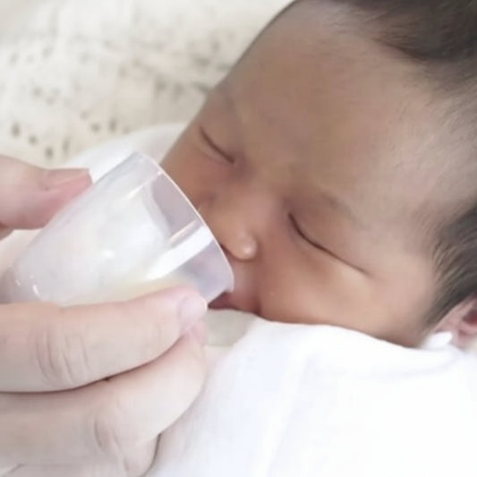 Gi morsmelk og råmelk med matebeger til baby for å forhindre sugeforvirring. Must have til fødebagen. Matebeger fra flow.