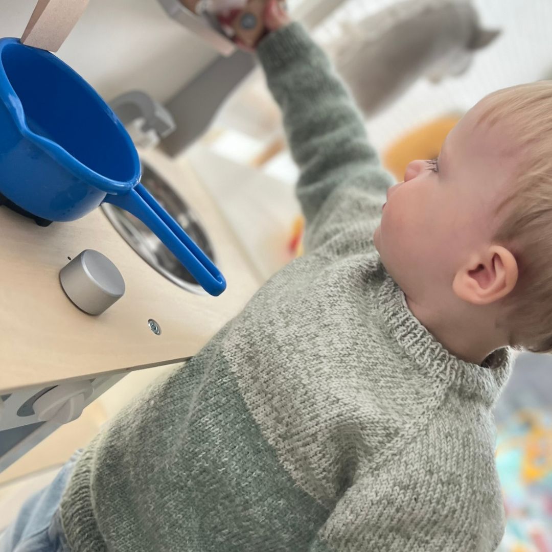 Strikk enkel genser i nydelige farger i mohair og merinoull. Strikk genser til barn 1-6 år.