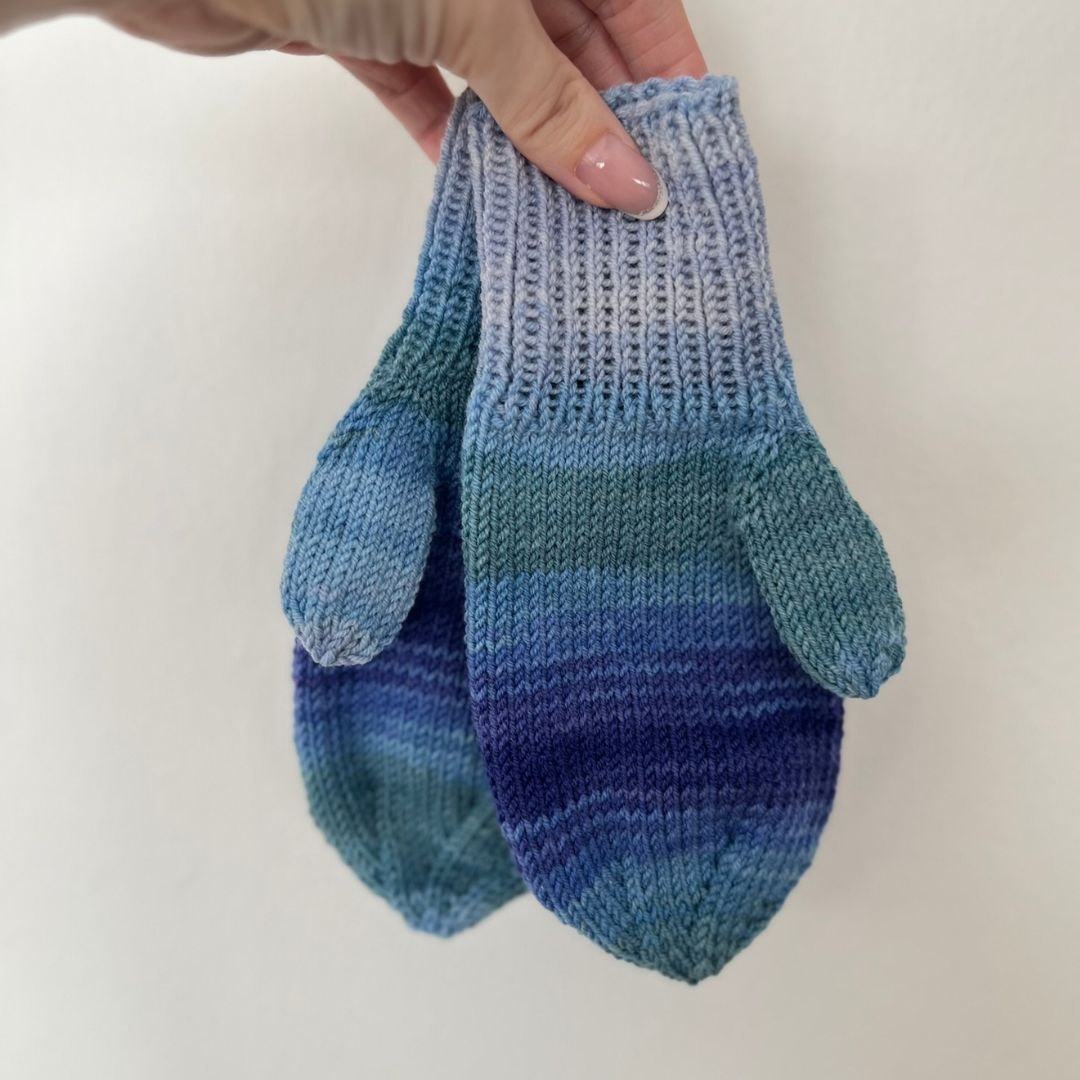 votter i soft merino blå print, nybegynnervennlig strikkeoppskrift med videostøtte