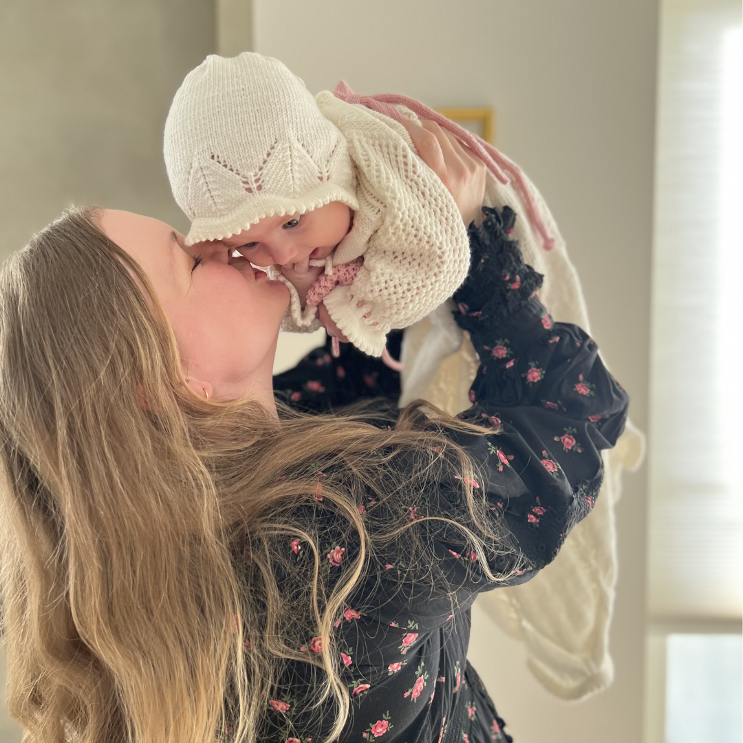 Nydelig dåpskjole og dåpskyse. Strikkeoppskrift på dåpskjole med matchende dåpslue. Lue og kjole til dåp. Strikkepakke baby.